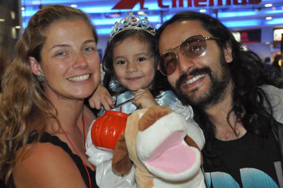 Com a Amelie e o Dpuglas na celebração do Dia das Bruxas em shopping de Bogotá, na Colômbia